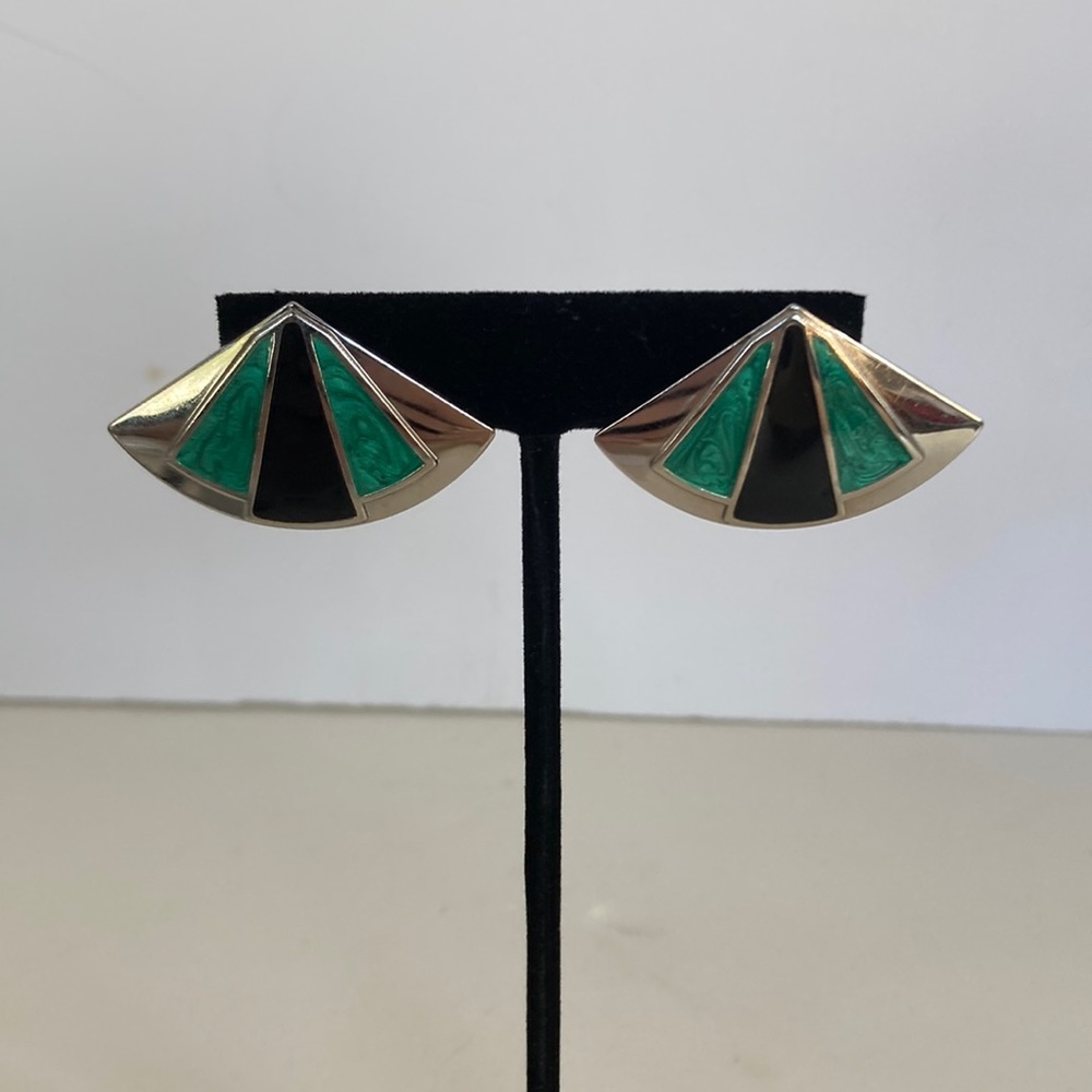 Z34 Silver colored earrings that has decorative green and black.